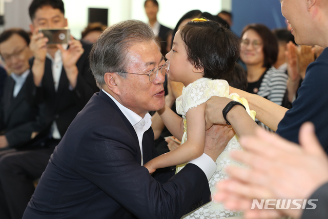 【고양=뉴시스】박진희 기자 = 문재인 대통령이 2일 경기도 고양시 국민건강보험공단 일산병원에서 열린 '건강보험 보장성 강화대책 2주년 성과 보고대회'에서 체감 사례 발표자인 도현욱 씨의 자녀를 안아주고 있다. 2019.07.02. pak7130@newsis.com