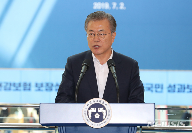 【고양=뉴시스】박진희 기자 = 문재인 대통령이 2일 경기도 고양시 국민건강보험공단 일산병원에서 열린 '건강보험 보장성 강화대책 2주년 성과 보고대회'에서 모두발언하고 있다. 2019.07.02. pak7130@newsis.com