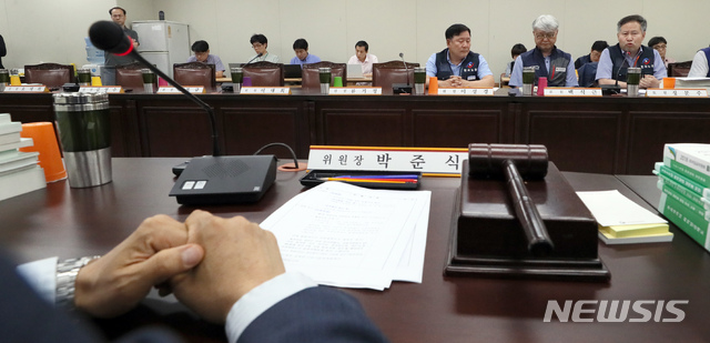 【세종=뉴시스】강종민 기자 = 2일 오후 정부세종청사에서 열린 최저임금위원회 7차 전원회의에서 불참한 사용자 위원들의 자리가 텅 비어 있다. 2019.07.02.&nbsp; ppkjm@newsis.com