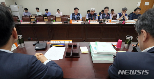 【세종=뉴시스】강종민 기자 = 2일 오후 정부세종청사에서 열린 최저임금위원회 7차 전원회의에서 불참한 사용자 위원들의 자리가 텅 비어 있다. 2019.07.02. ppkjm@newsis.com