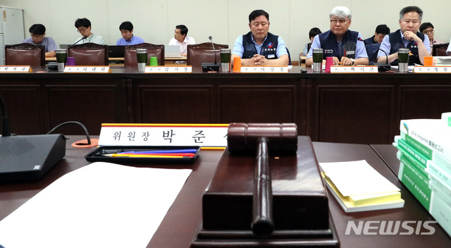 【세종=뉴시스】강종민 기자 = 2일 오후 정부세종청사에서 열린 최저임금위원회 7차 전원회의에서 불참한 사용자 위원들의 자리가 텅 비어 있다. 2019.07.02.&nbsp; ppkjm@newsis.com