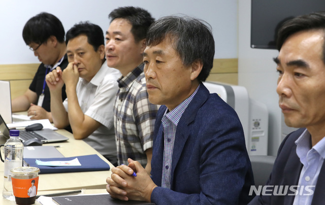 【서울=뉴시스】 전진환 기자 = 총파업을 하루 앞둔 2일 오후 교육당국과 학교비정규직연대회의(연대회의)간 막판 노사 교섭이 열린 서울 서초구 스마트워크센터 강남고속터미널센터에서 김선욱 광주광역시교육청 과장 등 교육당국 관계자들이 중간 휴식 후 협상을 위해 자리하고 있다. 2019.07.02. amin2@newsis.com