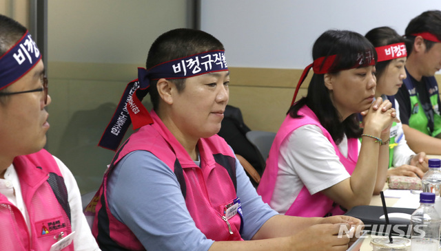 【서울=뉴시스】 전진환 기자 = 총파업을 하루 앞둔 2일 오후 교육당국과 학교비정규직연대회의(연대회의)간 막판 노사 교섭이 열린 서울 서초구 스마트워크센터 강남고속터미널센터에서 고혜경 수석부위원장 등 연대회의 관계자들이 중간 휴식 후 협상을 위해 자리하고 있다. 2019.07.02. amin2@newsis.com