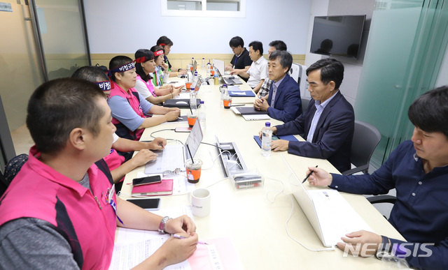 【서울=뉴시스】 전진환 기자 = 총파업을 하루 앞둔 2일 오후 교육당국과 학교비정규직연대회의(연대회의)간 막판 노사 교섭이 열린 서울 서초구 스마트워크센터 강남고속터미널센터에서 김선욱 광주광역시교육청 과장 등 교육당국과 고혜경 수석부위원장 등 연대회의 관계자들이 중간 휴식 후 협상을 위해 자리하고 있다. 2019.07.02. amin2@newsis.com