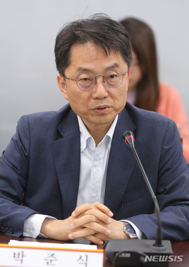 【세종=뉴시스】강종민 기자 = 2일 오후 정부세종청사에서 열린 최저임금위원회 7차 전원회의에서 박준식 위원장이 모두발언을 하고 있다. 2019.07.02. ppkjm@newsis.com