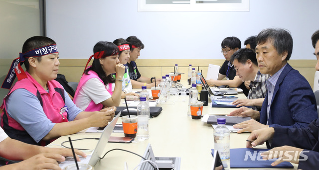 【서울=뉴시스】 전진환 기자 = 총파업을 하루 앞둔 2일 오후 교육당국과 학교비정규직연대회의(연대회의)간 막판 노사 교섭이 열린 서울 서초구 스마트워크센터 강남고속터미널센터에서 김선욱 광주광역시교육청 과장 등 교육당국과 고혜경 수석부위원장 등 연대회의 관계자들이 중간 휴식 후 협상을 위해 자리하고 있다. 2019.07.02.&nbsp; amin2@newsis.com 