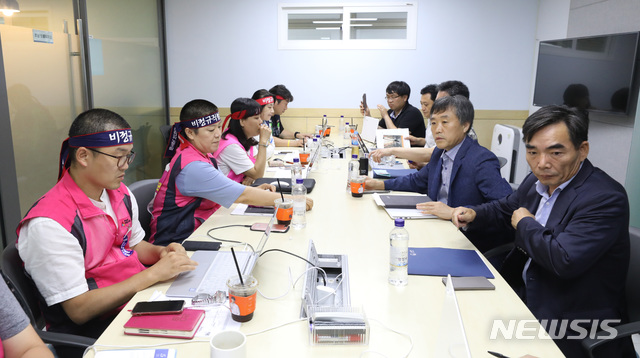 【서울=뉴시스】 전진환 기자 = 총파업을 하루 앞둔 2일 오후 교육당국과 학교비정규직연대회의(연대회의)간 막판 노사 교섭이 열린 서울 서초구 스마트워크센터 강남고속터미널센터에서 김선욱 광주광역시교육청 과장 등 교육당국과 고혜경 수석부위원장 등 연대회의 관계자들이 중간 휴식 후 협상을 위해 자리하고 있다. 2019.07.02.&nbsp; amin2@newsis.com 