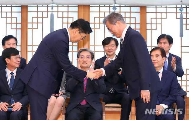 【서울=뉴시스】전신 기자 = 문재인 대통령이 2일 청와대 본관에서 김현준 국세청장에게 임명장을 수여하고 있다. 2019.07.02. photo1006@newsis.com