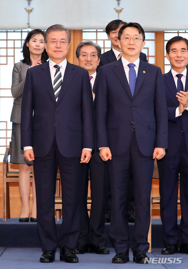 【서울=뉴시스】전신 기자 = 문재인 대통령이 2일 청와대 본관에서 김현준 국세청장에게 임명장을 수여한 후 기념촬영하고 있다. 2019.07.02. photo1006@newsis.com