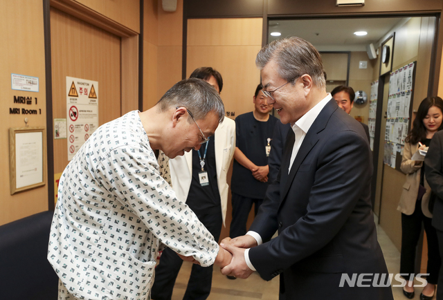 【고양=뉴시스】박진희 기자 = 문재인 대통령이 2일 경기도 고양시 국민건강보험공단 일산병원 MRI실을 방문하여 환자를 격려하고 있다. 2019.07.02. pak7130@newsis.com