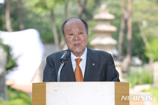 【서울=뉴시스】 이윤청 기자 = 천신일 우리옛돌문화재단 이사장이 2일 서울 성북구 우리옛돌박물관에서 열린 일본 유출 문화재 환수 기념식에서 인사말을 하고 있다. 2019.07.02. radiohead@newsis.com