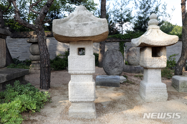 【서울=뉴시스】 이윤청 기자 = 2일 서울 성북구 우리옛돌박물관에서 일본 유출 문화재 환수 기념식이 열렸다. 사진은 환수된 조선후기 팔각지붕 장명등(왼쪽), 조선중기 사각지붕 장명등. 2019.07.02.  radiohead@newsis.com