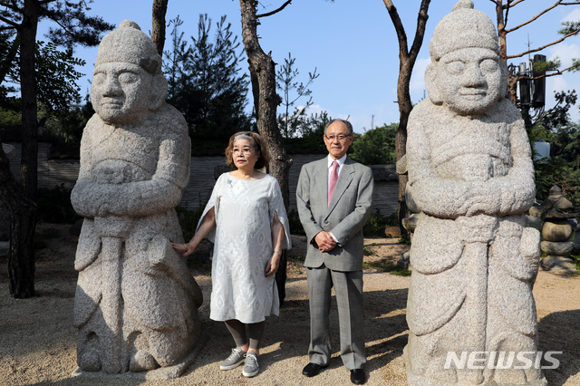 【서울=뉴시스】 이윤청 기자 = 오자와 회계법인 오자와 테리유키 회장 내외가 2일 서울 성북구 우리옛돌박물관에서 열린 일본 유출 문화재 환수 기념식을 마친 후 장군석 앞에서 기념촬영을 하고 있다. 2019.07.02.  radiohead@newsis.com