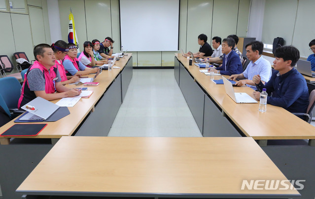 【서울=뉴시스】배훈식 기자 = 학교비정규직연대회의와 교육당국이 2일 오후 서울 용산구 서울시교육청교육시설관리본부로 자리를 옮겨 노사 교섭을 이어가고 있다.  2019.07.02. dahora83@newsis.com