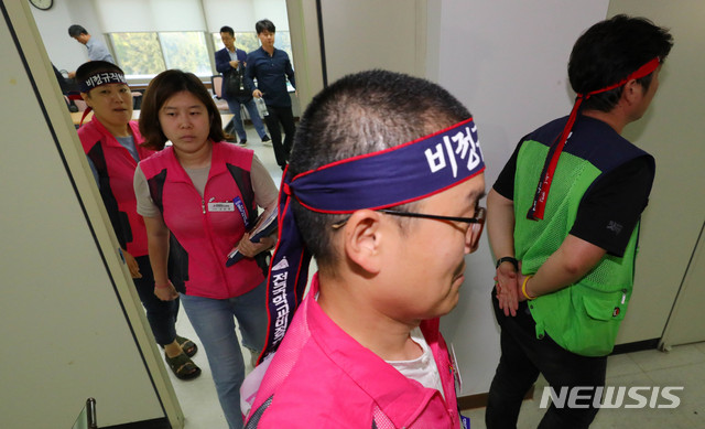 【서울=뉴시스】배훈식 기자 = 학교비정규직연대회의 교섭위원들이 2일 오후 서울 용산구 서울시교육청교육시설관리본부에서 열린 교육당국과의 노사 교섭이 결렬되자 회의장을 나서고 있다. 2019.07.02. dahora83@newsis.com