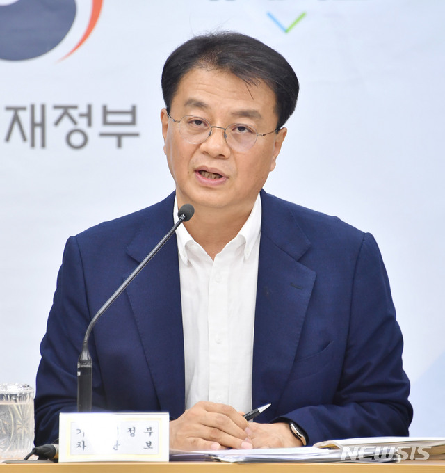 【서울=뉴시스】김진아 기자 = 방기선 기획재정부 차관보가 1일 정부세종청사에서 '2019년 하반기 경제정책방향 사전브리핑'을 주재, 모두발언을 하고 있다. 2019.07.02. (사진=기획재정부 제공) bluesoda@newsis.com