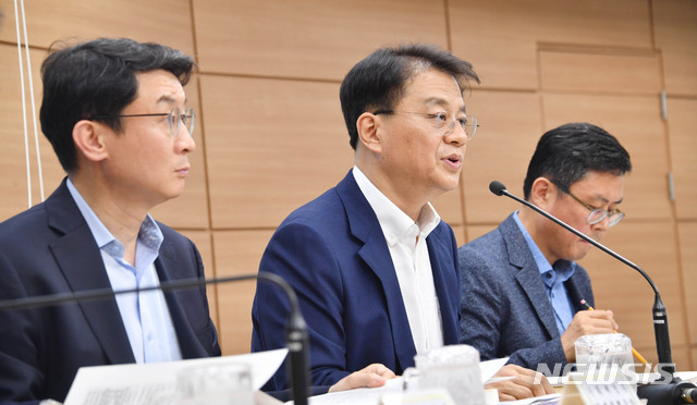 【서울=뉴시스】김진아 기자 = 방기선 기획재정부 차관보가 1일 정부세종청사에서 '2019년 하반기 경제정책방향 사전브리핑'을 주재, 모두발언을 하고 있다. 2019.07.02. (사진=기획재정부 제공)&nbsp; bluesoda@newsis.com