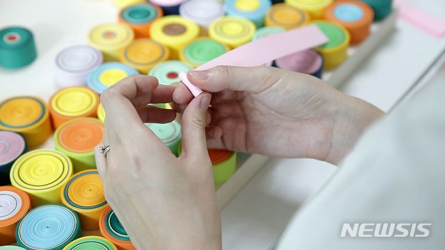 【서울=뉴시스】종이말이 작업 중인 권봄이 작가