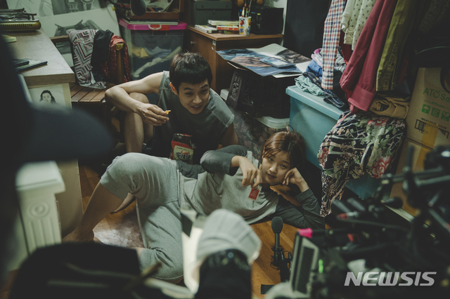 봉준호 감독이 찍었다, 영화 '기생충' 촬영현장 배우들 사진