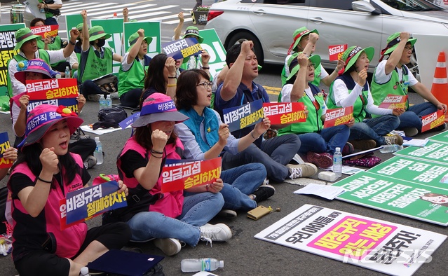 【제주=뉴시스】배상철 기자 = 제주학교비정규직연대회의가 3일 오전 제주도교육청 앞에서 학교비정규직 노동자 총파업 대회를 열고 비정규직 차별을 철폐하라고 촉구하고 있다. 2019.07.03. bsc@newsis.com