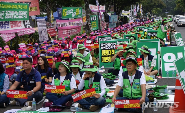 【제주=뉴시스】배상철 기자 = 제주학교비정규직연대회의가 3일 오전 제주도교육청 앞에서 학교비정규직 노동자 총파업 대회를 열고 비정규직 차별을 철폐하라고 촉구하고 있다. 2019.07.03.&nbsp; bsc@newsis.com 
