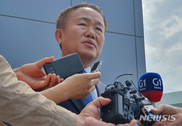 【춘천=뉴시스】한윤식 기자 = 서울고법 춘천재판부 형사1부는 3일 오후 2시 항소심에서 벌금 90만원을 선고받아 시장직을 유지하게 된 강원 이재수 시장이 기자들에게 소감을 밝히고 있다. 2019.07.03. nssysh@newsis.com