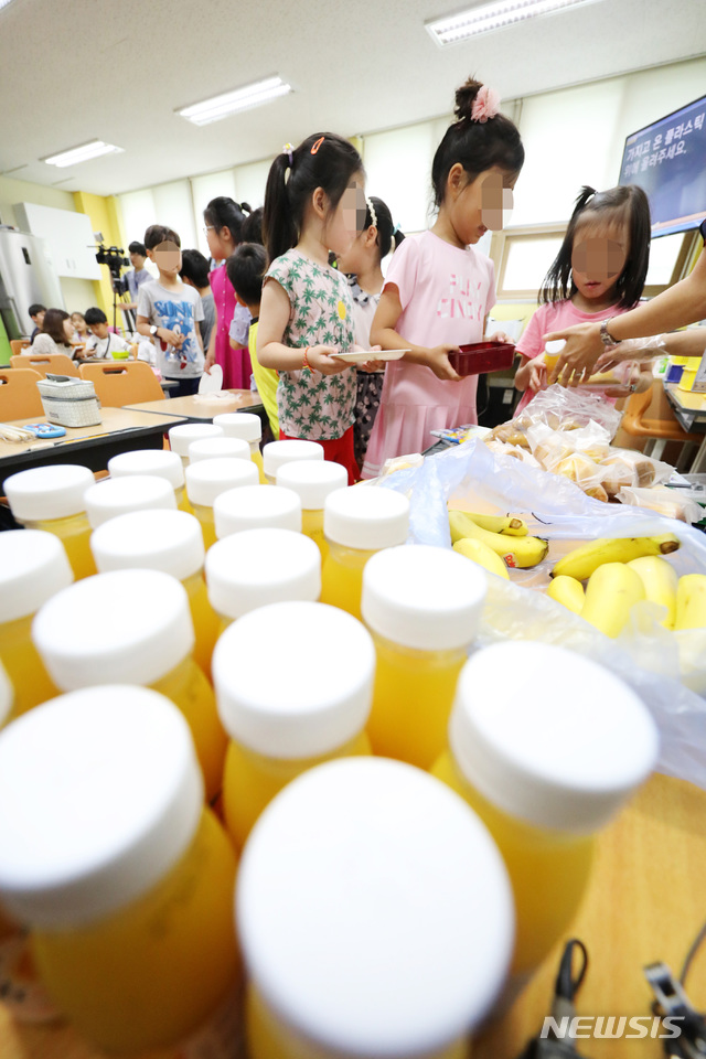 【수원=뉴시스】 김종택 기자 = 학교 비정규직 노동자들의 총파업이 시작된 3일 오후 경기도 수원시 영통구의 한 초등학교에서 어린이들이 대체식을 배식받고 있다. 2019.07.03.semail3778@naver.com 