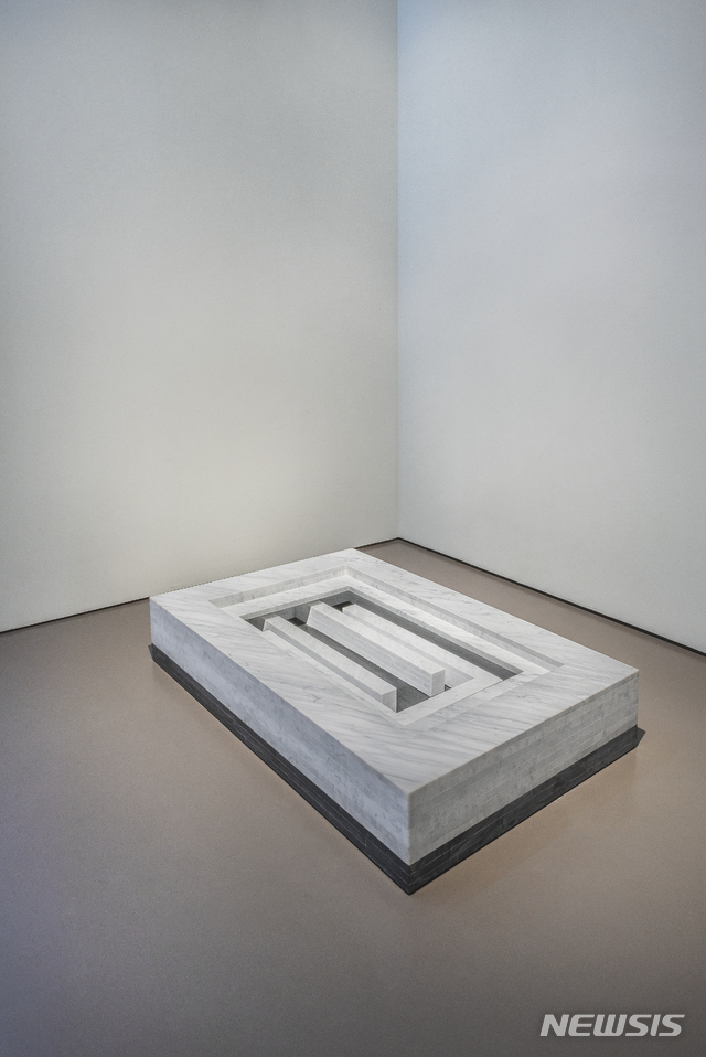 【서울=뉴시스】박상숙, Way of Life 1805, 2018, 대리석, 22(h)x125x85cm.구들장을 형상화한 작품이다.