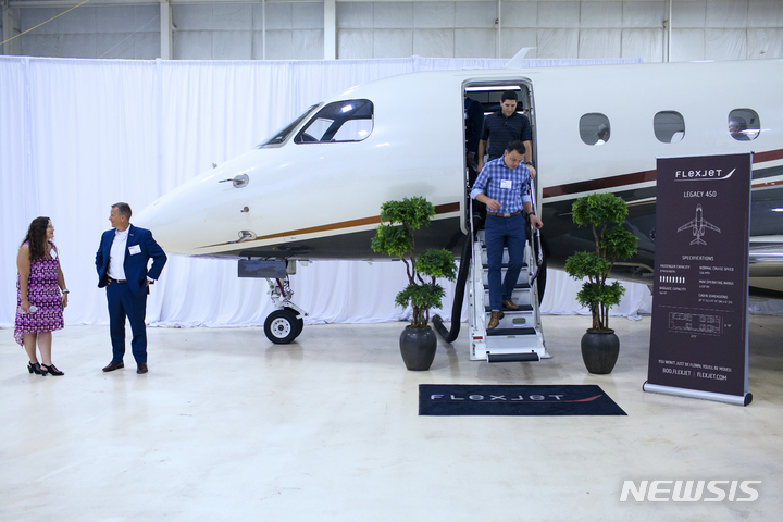 [오하이오(미국)=AP/뉴시스]2019년 6월 미국오하이오에서 열린 자가용 비행기 전시회에서 한 사업가가 주문한 비행기 내부를 둘러보고 있는 모습이다. 2019.06.27.