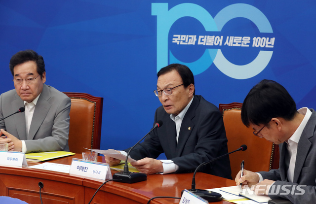 【서울=뉴시스】고승민 기자 = 3일 서울 여의도 국회에서 하반기 경제정책방향 등을 안건으로 열린 고위 당정청 협의회에서 민주당 이해찬 대표가 모두발언하고 있다. 2019.07.03.kkssmm99@newsis.com