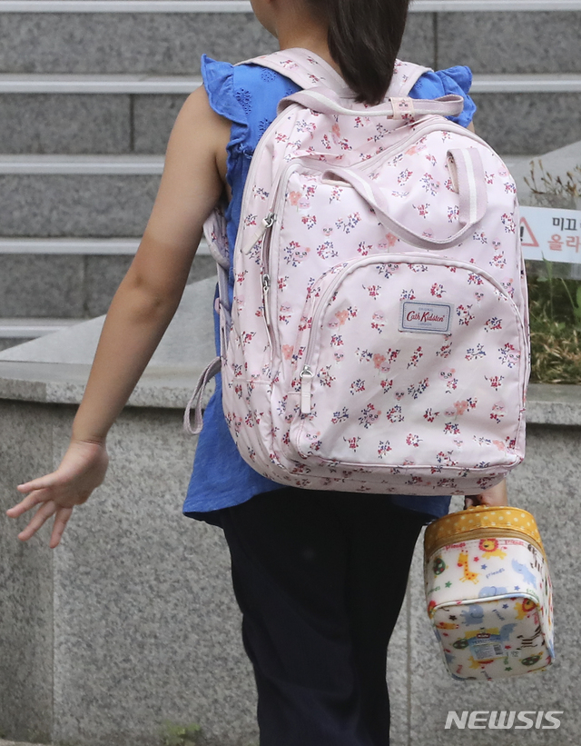 【서울=뉴시스】 최진석 기자 = 전국 4601개 국·공립 유치원 및 초·중·고교 비정규직 노동자 9만여 명이 파업에 돌입한 3일 오전 서울 한 초등학교에서 한 학생이 도시락을 들고 등교하고 있다. 이번 파업으로 전체 학교의 44.1%가 이번 파업으로 인해 급식을 정상적으로 제공하지 못하게 됐다. 2019.07.03. myjs@newsis.com