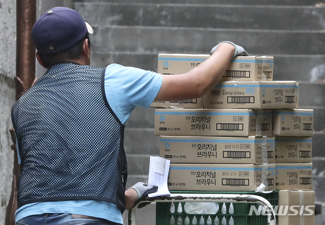 【서울=뉴시스】 최진석 기자 = 전국 4601개 국·공립 유치원 및 초·중·고교 비정규직 노동자 9만여 명이 파업에 돌입한 3일 오전 서울 한 초등학교에서 급식업체 관계자가 대체급식 물품을 옮기고 있다. 이번 파업으로 전체 학교의 44.1%가 이번 파업으로 인해 급식을 정상적으로 제공하지 못하게 됐다. 2019.07.03. myjs@newsis.com