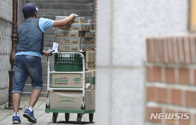 【서울=뉴시스】 최진석 기자 = 전국 4601개 국·공립 유치원 및 초·중·고교 비정규직 노동자 9만여 명이 파업에 돌입한 3일 오전 서울 한 초등학교에서 급식업체 관계자가 대체급식 물품을 옮기고 있다. 이번 파업으로 전체 학교의 44.1%가 이번 파업으로 인해 급식을 정상적으로 제공하지 못하게 됐다. 2019.07.03. myjs@newsis.com