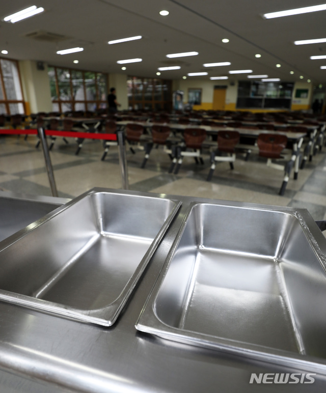 【서울=뉴시스】 최진석 기자 = 전국 국·공립 유치원 및 초·중·고교 비정규직 노동자 9만여 명이 파업에 돌입한 3일 오전 서울의 한 초등학교 급식실이 텅 비어 있다. 이번 파업으로 2802개교에서 급식 제공에 차질을 빚게 됐다. 2019.07.03. photo@newsis.com