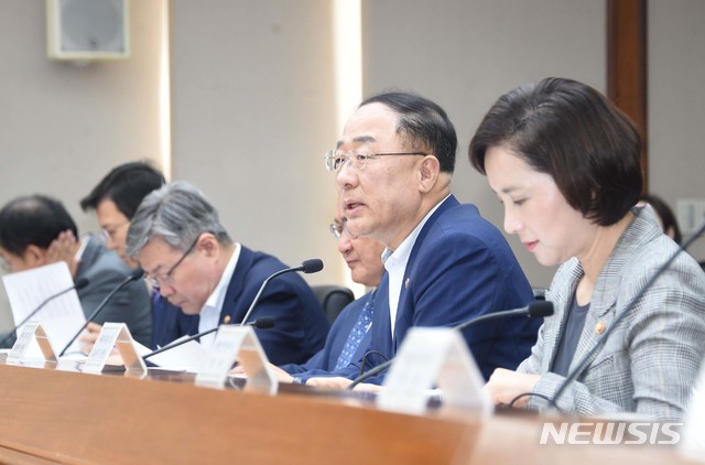【서울=뉴시스】홍남기 부총리 겸 기획재정부 장관이 3일 서울 여의도 한국수출입은행에서 열린 '제19차 경제활력대책회의'를 주재, 모두발언을 하고 있다. 2019.07.03. (사진=기획재정부 제공) photo@newsis.com
