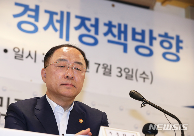 【서울=뉴시스】 이윤청 기자 = 홍남기 경제부총리 겸 기획재정부 장관이 3일 서울 여의도 한국수출입은행에서 열린 '2019 하반기 경제정책방향, 제19차 경제활력대책회의 합동브리핑'에서 생각에 잠겨 있다. 2019.07.03.&nbsp; radiohead@newsis.com