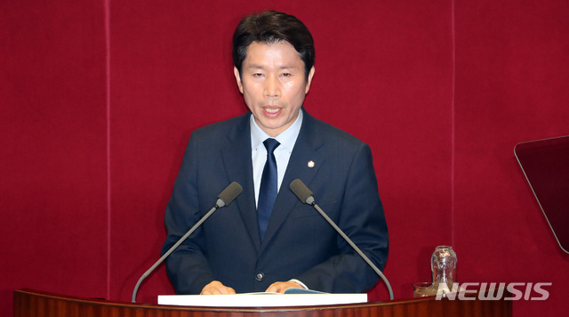 【서울=뉴시스】 박영태 기자 = 더불어민주당 이인영 원내대표가 3일 오전 서울 여의도 국회 본회의장에서 열린 제369회 국회(임시회) 제3차 본회의에서 교섭단체 대표연설을 하고 있다. 2019.07.03. since1999@newsis.com