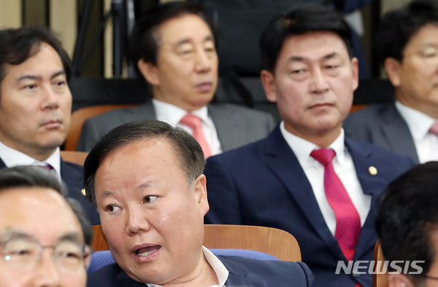 【서울=뉴시스】이종철 기자 = 3일 서울 여의도 국회에서 열린 자유한국당 의원총회에서 국회 예산결산특별위원회 위원장 자리를 두고 경선하는 김재원ㆍ황영철 의원이 심각한 표정을 하고 있다. 2019.07.03. jc4321@newsis.com