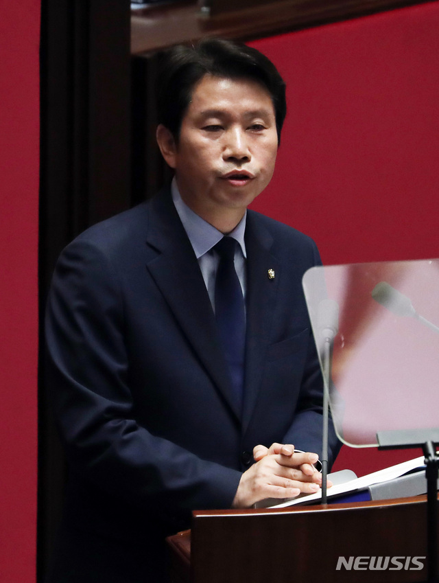 【서울=뉴시스】 박영태 기자 = 더불어민주당 이인영 원내대표가 3일 오전 서울 여의도 국회 본회의장에서 열린 제369회 국회(임시회) 제3차 본회의에서 교섭단체 대표연설을 하고 있다. 2019.07.03.since1999@newsis.com