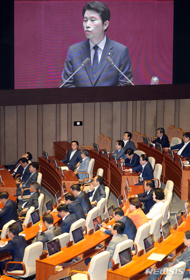 【서울=뉴시스】 박영태 기자 = 더불어민주당 이인영 원내대표가 3일 오전 서울 여의도 국회 본회의장에서 열린 제369회 국회(임시회) 제3차 본회의에서 교섭단체 대표연설을 하고 있다. 2019.07.03.since1999@newsis.com