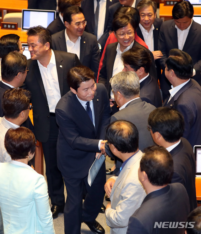 【서울=뉴시스】 박영태 기자 = 더불어민주당 이인영 원내대표가 3일 오전 서울 여의도 국회 본회의장에서 열린 제369회 국회(임시회) 제3차 본회의 교섭단체 대표연설을 끝내고 나가며 의원들과 인사를 나누고 있다. 2019.07.03. since1999@newsis.com