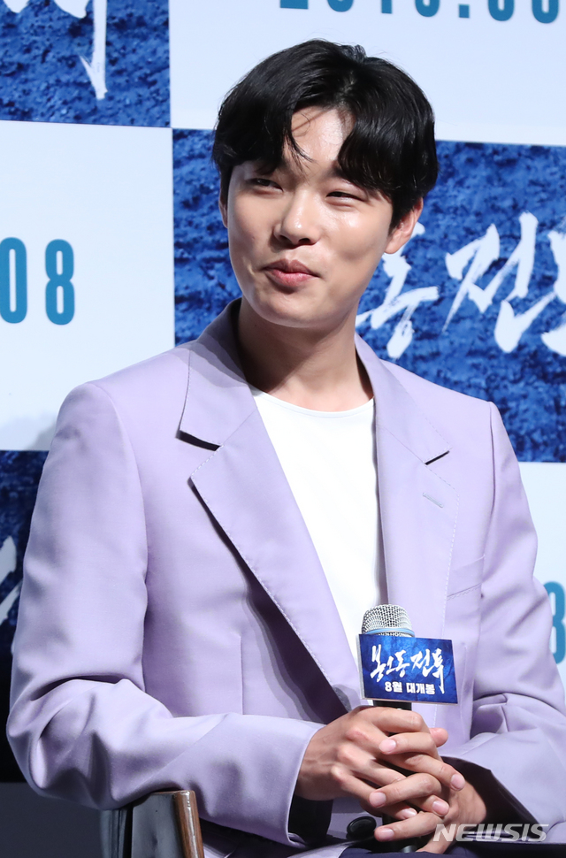 【서울=뉴시스】조수정 기자 = 배우 류준열이 3일 오전 서울 강남구 CGV압구정에서 열린 영화 '봉오동전투' 제작보고회에서 질문을 듣고 있다. 영화 '봉오동전투'는 오는 8월 개봉한다. 2019.07.03. chocrystal@newsis.com