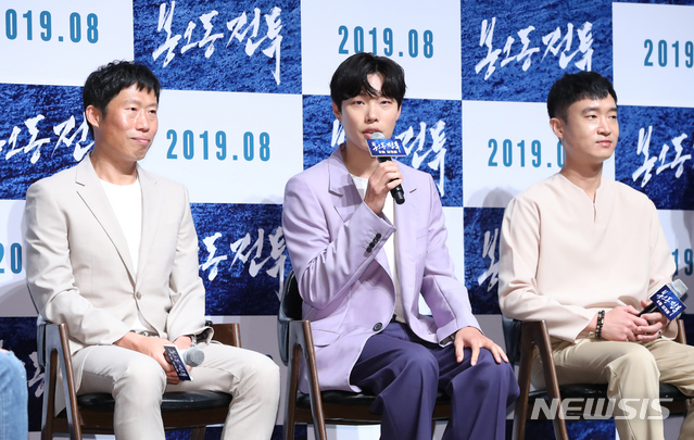 【서울=뉴시스】조수정 기자 = 배우 류준열이 3일 오전 서울 강남구 CGV압구정에서 열린 영화 '봉오동전투' 제작보고회에서 질문에 답하고 있다. 왼쪽부터 배우 유해진, 류준열, 조우진. 영화 '봉오동전투'는 오는 8월 개봉한다. 2019.07.03. chocrystal@newsis.com