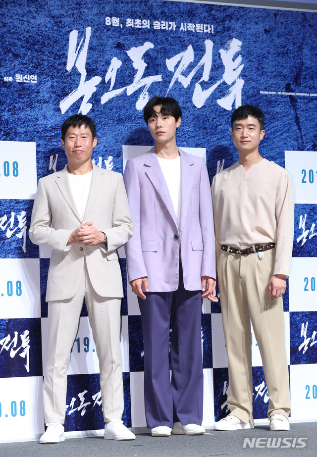 【서울=뉴시스】조수정 기자 = 배우 유해진, 류준열, 조우진(왼쪽부터)이 3일 오전 서울 강남구 CGV압구정에서 열린 영화 '봉오동전투' 제작보고회에서 포즈를 취하고 있다. 영화 '봉오동전투'는 오는 8월 개봉한다. 2019.07.03. chocrystal@newsis.com