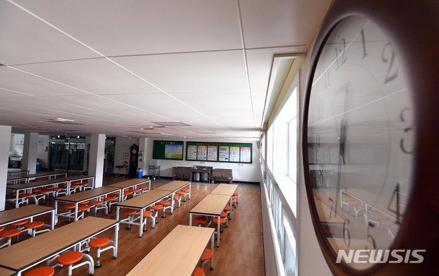 【부산=뉴시스】 하경민 기자 = 부산학교비정규직연대회의가 총파업에 돌입한 3일 부산 연제구의 한 중학교 학생식당이 점심시간이지만 텅 비어 있다.이날 파업으로 인해 점심 급식이 중단된 학교는 72곳이며, 이 중 69곳은 빵과 우유로 식사를 대체했다. 2019.07.03. yulnetphoto@newsis.com