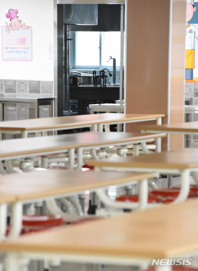 【대전=뉴시스】함형서 기자= 급식조리원 등 학교 비정규직 노동자들이 총파업을 벌이는 가운데 3일 오전 대전 서구 둔산초등학교 급식실이 텅 비어 있다. 2019.07.03foodwork23@newsis.com