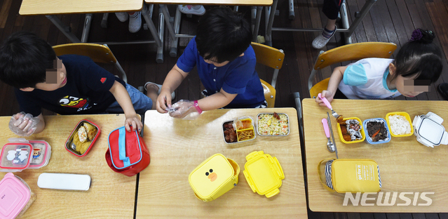 【대전=뉴시스】함형서 기자= 급식조리원 등 학교 비정규직 노동자들이 총파업을 벌이는 3일 오전 대전 서구 둔산초등학교에서 초등학생들이 급식 대신 도시락으로 점심을 해결하고 있다. 2019.07.03.foodwork23@newsis.com
