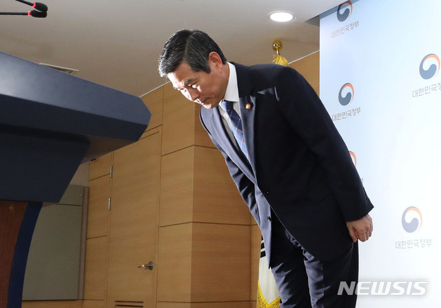 【서울=뉴시스】김진아 기자 = 정경두 국방부 장관이 3일 서울 종로구 정부서울청사에서 북한 소형목선 상황 관련 정부 합동브리핑에 앞서 사과문을 발표, 고개숙여 인사하고 있다.&nbsp; 정 장관은 “북한 소형 목선이 삼척항으로 입항하는 과정에서 우리 군이 이를 제대로 포착하여 경계하지 못했고, 또한 국민 여러분들께 이러한 상황을 제대로 설명 드리지 못한 것에 대해 국방부 장관으로서 깊은 책임을 통감하며, 사과의 말씀을 드린다”며 고개를 숙였다. 2019.07.03. bluesoda@newsis.com