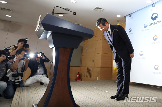 【서울=뉴시스】김진아 기자 = 정경두 국방부 장관이 3일 서울 종로구 정부서울청사에서 북한 소형목선 상황 관련 정부 합동브리핑에 앞서 사과문을 발표, 고개숙여 인사하고 있다. 정 장관은 “북한 소형 목선이 삼척항으로 입항하는 과정에서 우리 군이 이를 제대로 포착하여 경계하지 못했고, 또한 국민 여러분들께 이러한 상황을 제대로 설명 드리지 못한 것에 대해 국방부 장관으로서 깊은 책임을 통감하며, 사과의 말씀을 드린다”며 고개를 숙였다. 2019.07.03. bluesoda@newsis.com