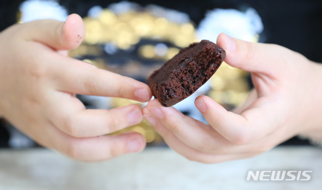 【서울=뉴시스】최진석 기자 = 전국 4601개 국·공립 유치원 및 초·중·고교 비정규직 노동자 9만여 명이 파업에 돌입한 3일 오후 서울 한 초등학교 급식실에서 학생이 대체급식으로 나온 빵과 음료수를 마시며 점심식사를 하고 있다. 이번 파업으로 전체 학교의 44.1%가 급식을 정상적으로 제공하지 못하게 됐다. 2019.07.03. photo@newsis.com